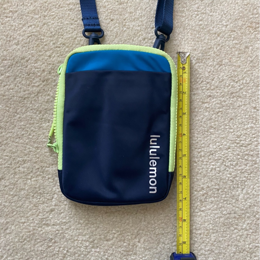 Lululemon Athletica Easy Access Crossbody Bag Blue Neon Green Belt Bag Unisex - Picture 5 of 7